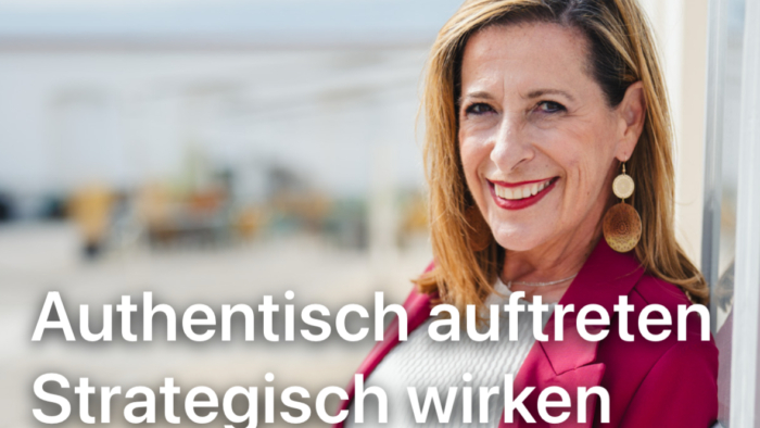 Louisa Boehringer im pinken Hosenanzug, lächelnd, mit Blick in die Kamera – Symbol für authentisches Auftreten und weibliche Führungsstärke.