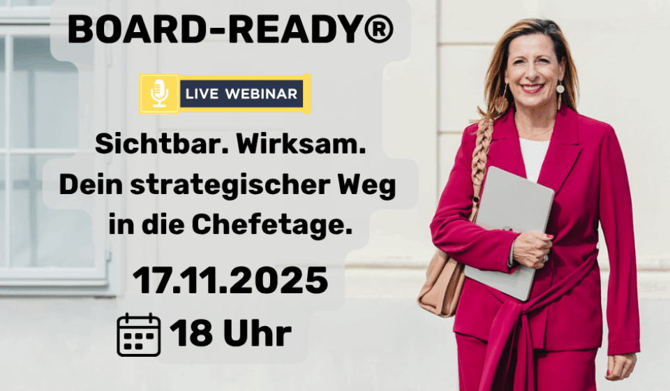 Frau in rotem Business-Outfit vor hellem Gebäude – Board-Ready® Webinar für Frauen in Führung am 17.11.2025 um 18 Uhr