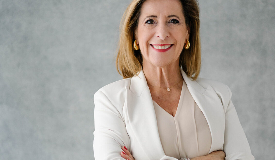 Louisa Böhringer, Executive Branding Expertin, in hellem Business-Outfit vor neutralem Hintergrund, mit ruhiger und souveräner Haltung.