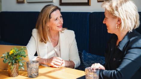 Louisa Böhringer, Beraterin für strategische Positionierung und Board-Readiness, nachdenklich bei der Arbeit mit Notizen.