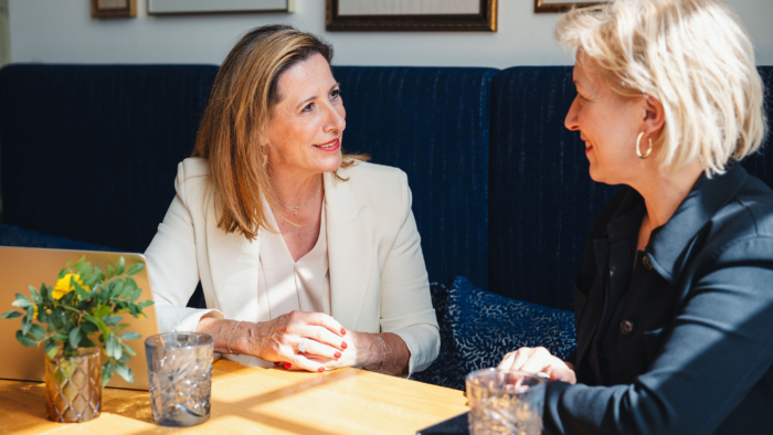 Louisa Böhringer, Beraterin für strategische Positionierung und Board-Readiness, nachdenklich bei der Arbeit mit Notizen.