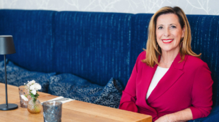 Louisa Böhringer im Gesprächssetting – strategische Sparringspartnerin für Positionierung im C-Level und Board-Ready-Beratung.