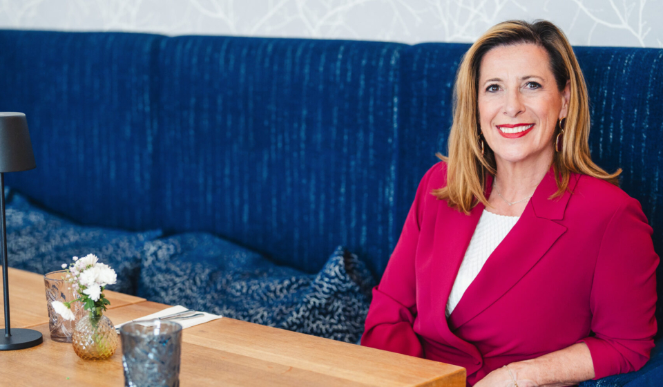 Louisa Böhringer im Gesprächssetting – strategische Sparringspartnerin für Positionierung im C-Level und Board-Ready-Beratung.