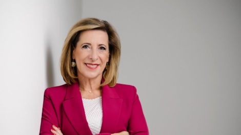 Portrait von Louisa Böhringer im roten Blazer. Sie steht für strategische Sichtbarkeit und Frauen in Führung.