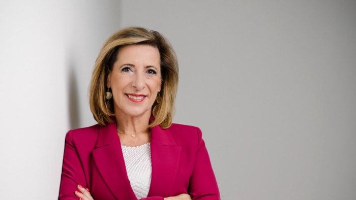 Portrait von Louisa Böhringer im roten Blazer. Sie steht für strategische Sichtbarkeit und Frauen in Führung.