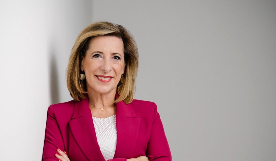 Portrait von Louisa Böhringer im roten Blazer. Sie steht für strategische Sichtbarkeit und Frauen in Führung.