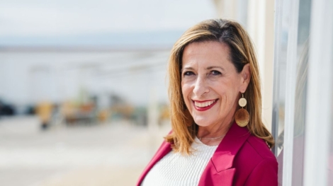 Louisa Böhringer in pinkem Hosenanzug mit direktem Blick in die Kamera. Das Bild steht für Executive Visibility, strategische Positionierung und Präsenz auf Entscheidungsebene.