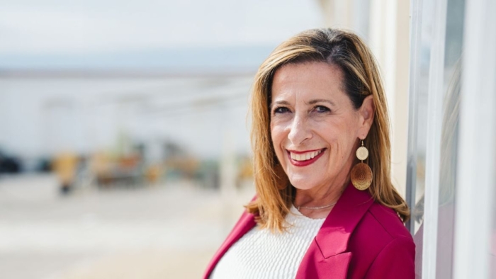 Louisa Böhringer in pinkem Hosenanzug mit direktem Blick in die Kamera. Das Bild steht für Executive Visibility, strategische Positionierung und Präsenz auf Entscheidungsebene.