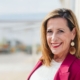 Louisa Böhringer in pinkem Hosenanzug mit direktem Blick in die Kamera. Das Bild steht für Executive Visibility, strategische Positionierung und Präsenz auf Entscheidungsebene.