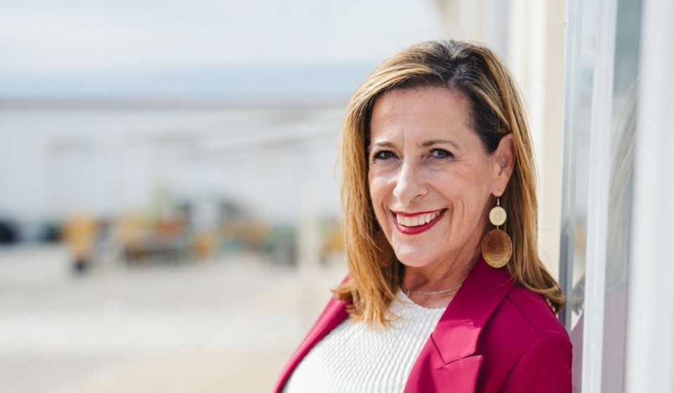Louisa Böhringer in pinkem Hosenanzug mit direktem Blick in die Kamera. Das Bild steht für Executive Visibility, strategische Positionierung und Präsenz auf Entscheidungsebene.