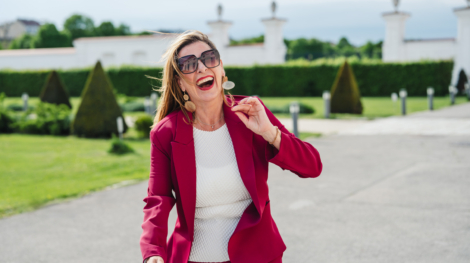 Louisa Böhringer im roten Hosenanzug im Freien – Expertin für Board-Readiness und strategische Positionierung für Frauen in Führungspositionen.