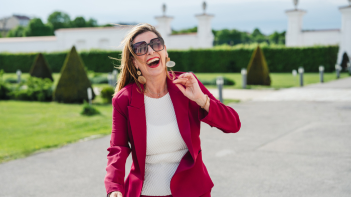 Louisa Böhringer im roten Hosenanzug im Freien – Expertin für Board-Readiness und strategische Positionierung für Frauen in Führungspositionen.