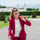 Louisa Böhringer im roten Hosenanzug im Freien – Expertin für Board-Readiness und strategische Positionierung für Frauen in Führungspositionen.