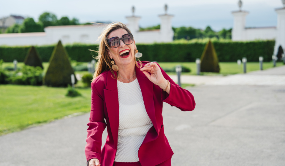 Louisa Böhringer im roten Hosenanzug im Freien – Expertin für Board-Readiness und strategische Positionierung für Frauen in Führungspositionen.