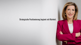Für genau dieses Beitragsbild würde ich die Felder so befüllen: Alternativtext Louisa Böhringer vor grauem Hintergrund mit dem Text „Strategische Positionierung beginnt mit Klarheit.