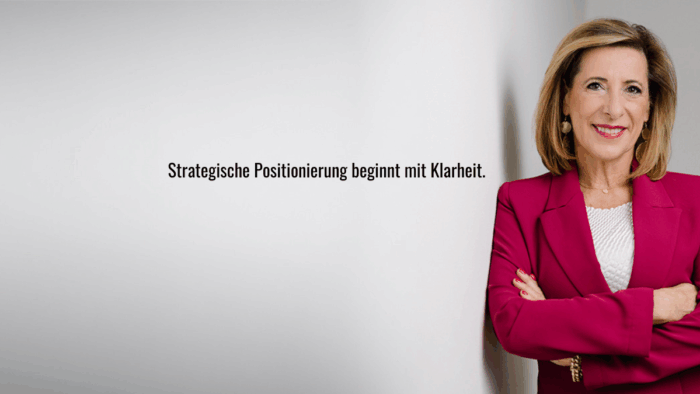 Für genau dieses Beitragsbild würde ich die Felder so befüllen: Alternativtext Louisa Böhringer vor grauem Hintergrund mit dem Text „Strategische Positionierung beginnt mit Klarheit.