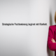 Für genau dieses Beitragsbild würde ich die Felder so befüllen: Alternativtext Louisa Böhringer vor grauem Hintergrund mit dem Text „Strategische Positionierung beginnt mit Klarheit.