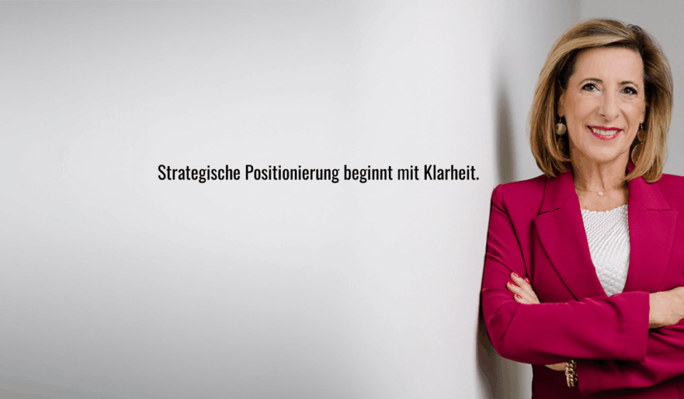 Für genau dieses Beitragsbild würde ich die Felder so befüllen: Alternativtext Louisa Böhringer vor grauem Hintergrund mit dem Text „Strategische Positionierung beginnt mit Klarheit.